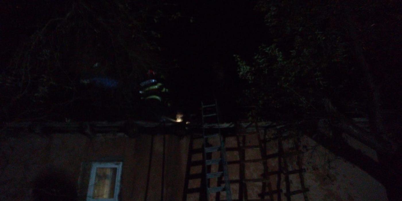 Un incendiu a izbucnit la o casă de locuit din localitatea Chiuiești