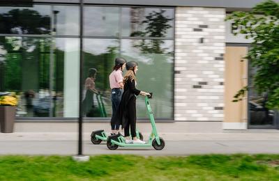 Trotinetele electrice Bolt răsturnate spun „Mulțumesc!” când sunt ridicate