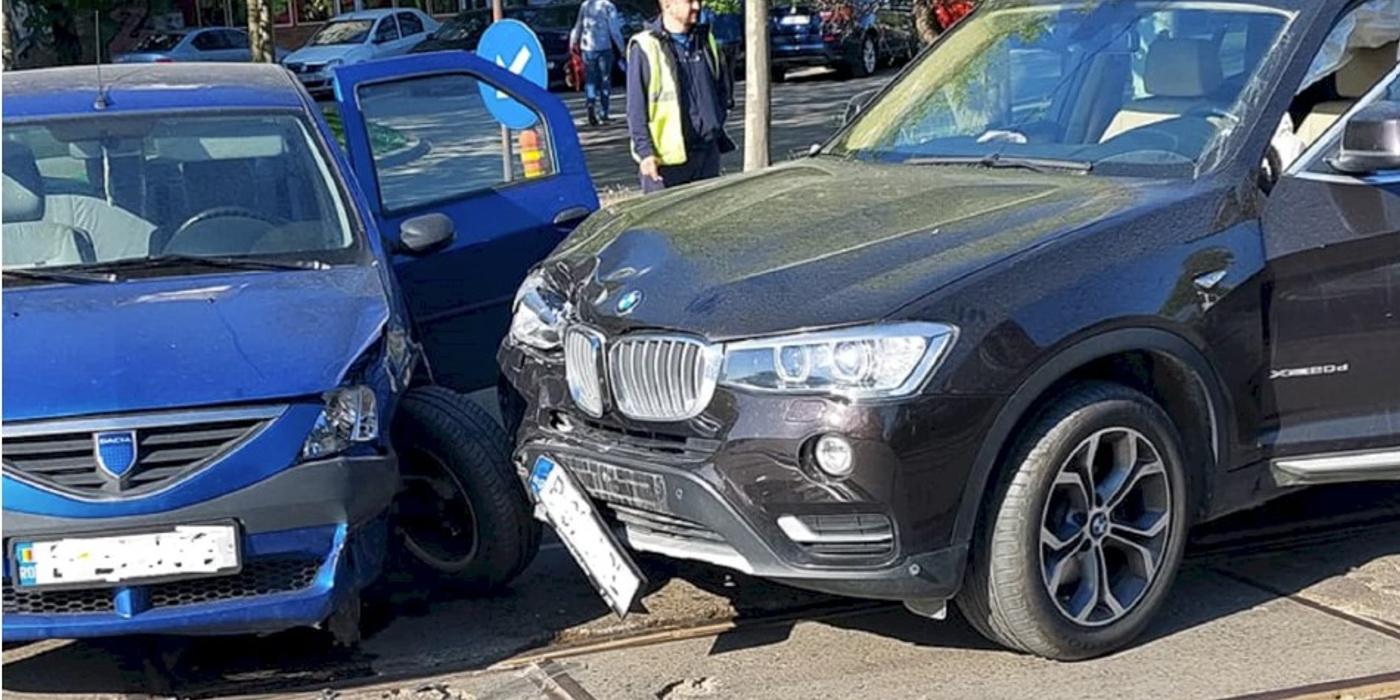 Două mașini s-au ciocnit pe Bulevardul 1 Decembrie 1918 din București, pe linia de tramvai 40