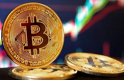 Bitcoin scade abrupt și atinge valoarea minimă din aprilie anul trecut