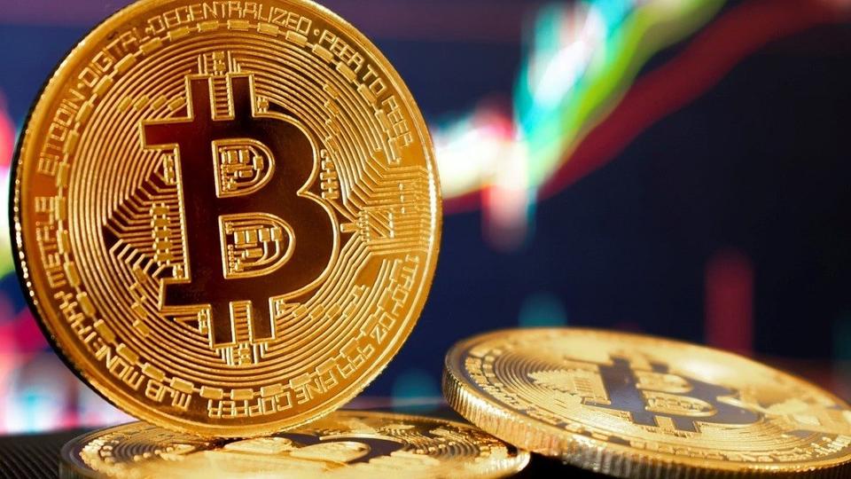 Bitcoin scade abrupt și atinge valoarea minimă din aprilie anul trecut