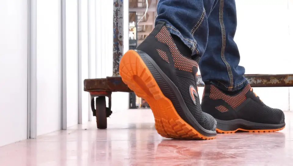 When and Why to Choose Metal-Free Work Shoes?
