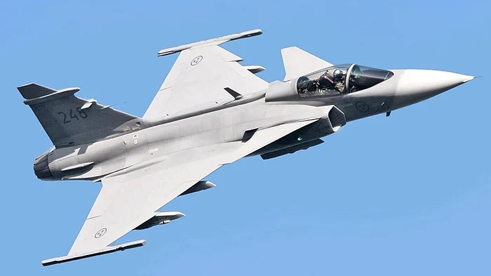 România se gândește să cumpere avioane de luptă Gripen? Ungaria are deja 14. Preț: 90.000.000$