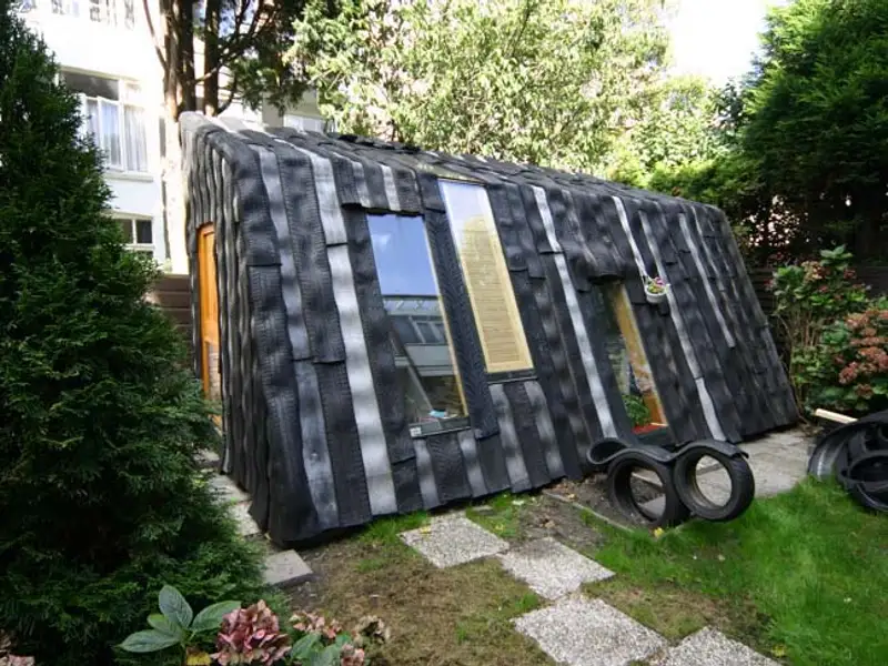 5 casute de gradina construite din materiale reciclabile