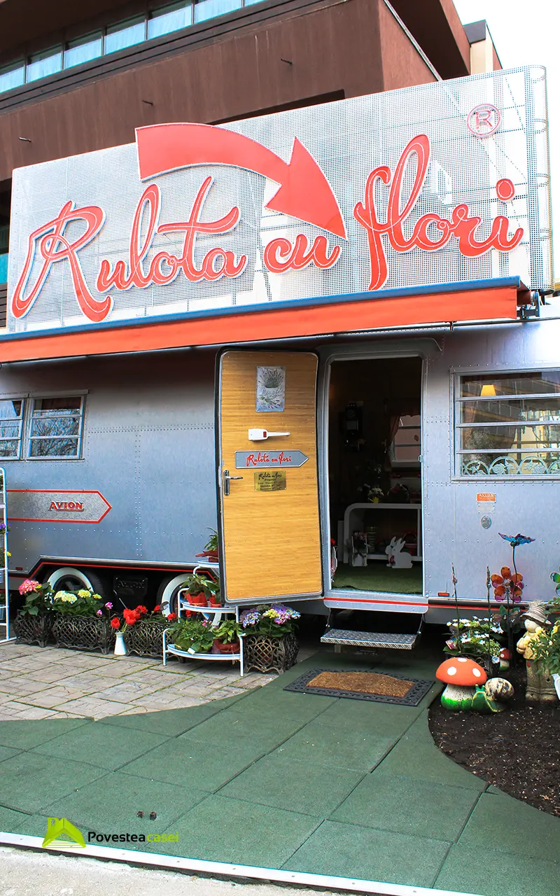 Rulota cu flori – un curcubeu floristic cu un parfum splendid