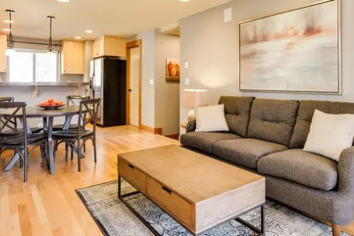 Găsește covorul ideal pentru pardoseala din lemn