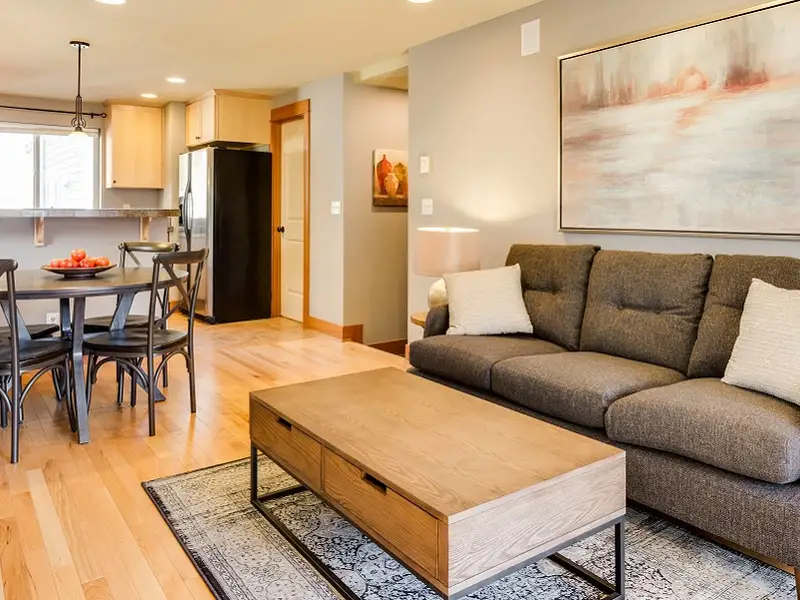 Găsește covorul ideal pentru pardoseala din lemn