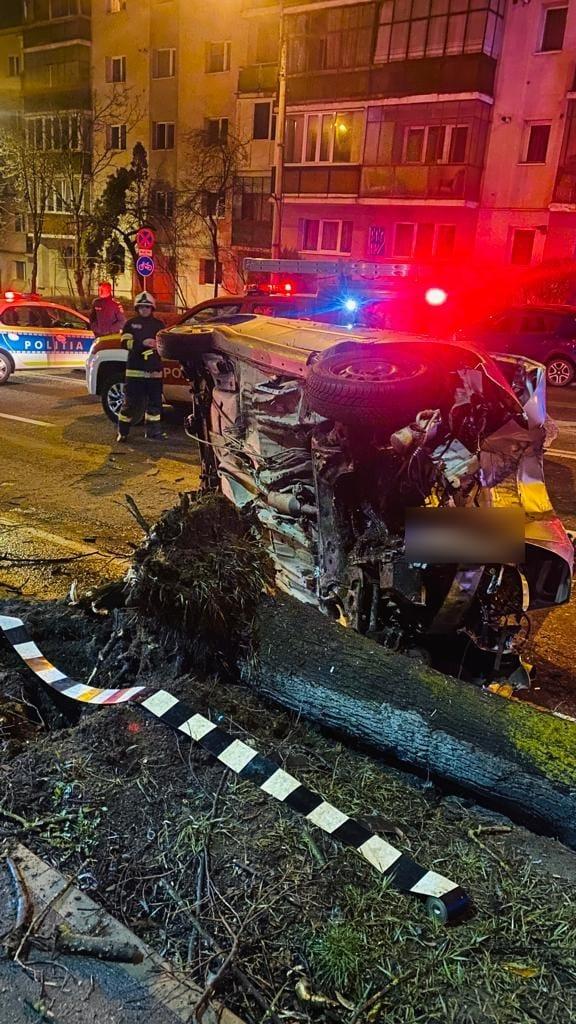 Un tânăr a ajuns noaptea trecută la spital. A intrat cu mașina într-un copac pe strada Bucium din Cluj-Napoca