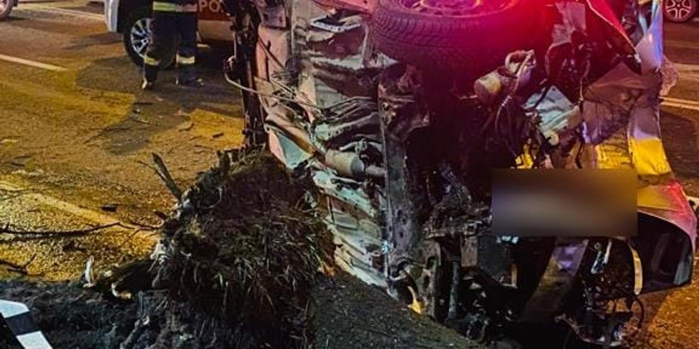 Un tânăr a ajuns noaptea trecută la spital. A intrat cu mașina într-un copac pe strada Bucium din Cluj-Napoca