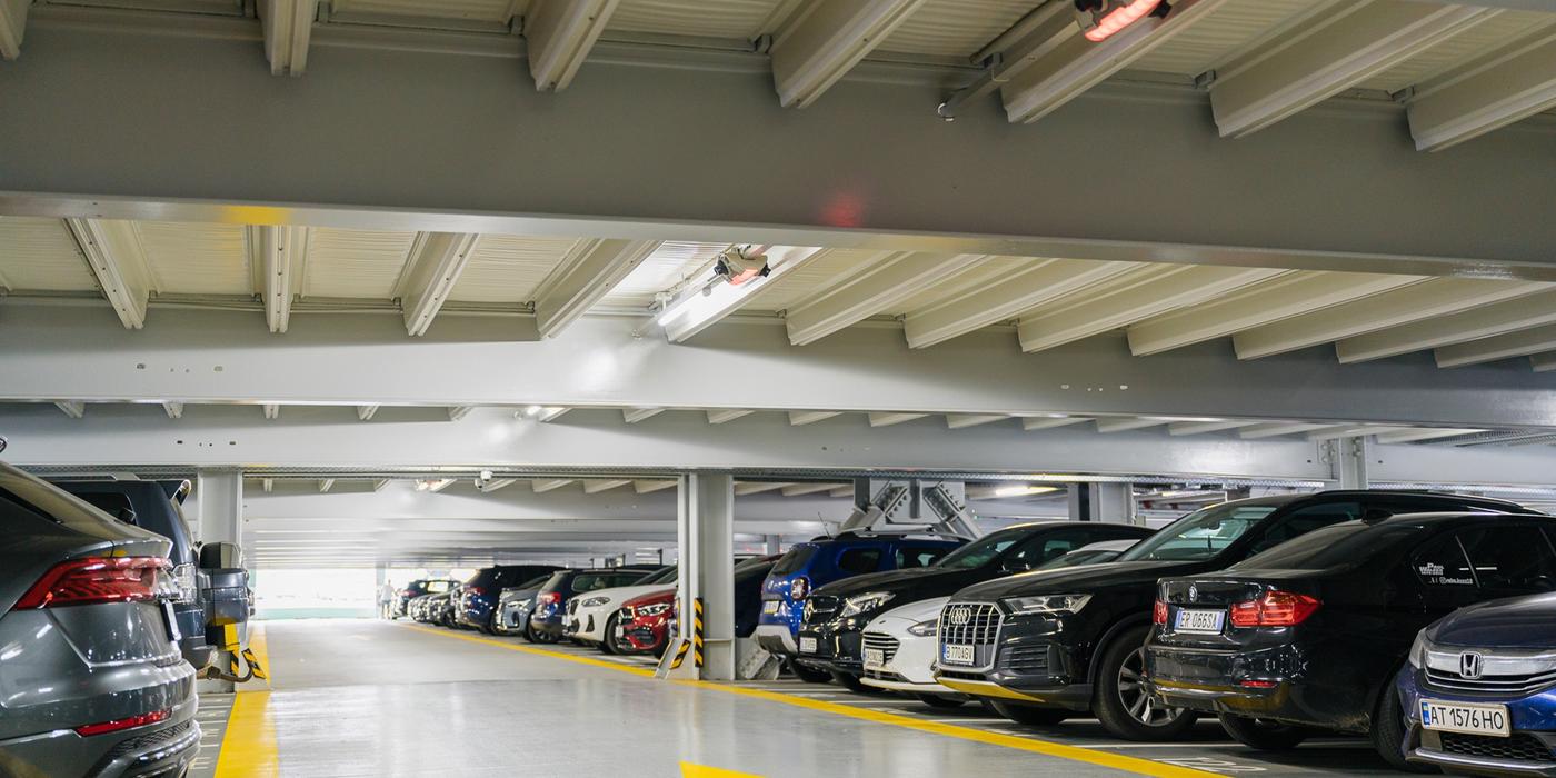 Top 4 motive pentru care șoferii de mașini electrice aleg o parcare Otopeni acoperită