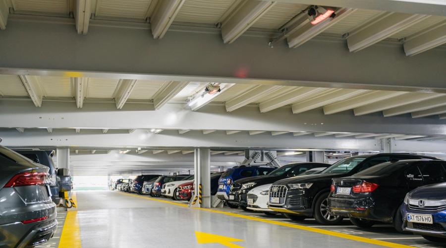 Top 4 motive pentru care șoferii de mașini electrice aleg o parcare Otopeni acoperită