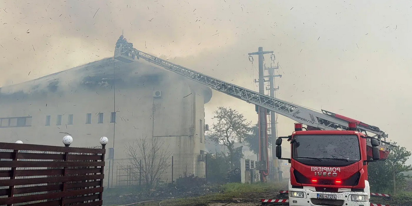 Incendiu devastator în Murighiol. Două pensiuni cuprinse de flăcări, pericol de extindere