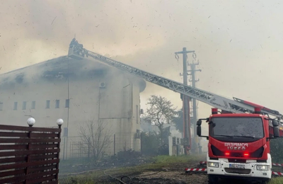 Incendiu devastator în Murighiol. Două pensiuni cuprinse de flăcări, pericol de extindere