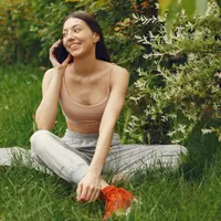 Cum să pui în valoare aleile, arborii și zonele de relaxare din grădină