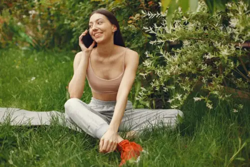 Cum să pui în valoare aleile, arborii și zonele de relaxare din grădină