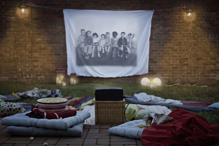 E vara! Vedem un film afara? Cum sa-ti amenajezi propriul cinematograf la tine in curte