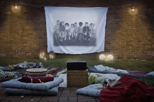 E vara! Vedem un film afara? Cum sa-ti amenajezi propriul cinematograf la tine in curte