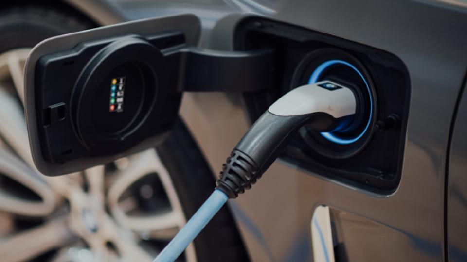 Un mare producător auto se întoarce la 180 de grade față de mașinile electrice