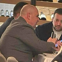 Moralitate pe stomacul gol? | Mihai Morar a fost fotografiat la restaurant cu Ilie Bolojan, în timp ce românii sunt împovărați cu taxe și impozite. Jurnalistul a fost printre cei mai necruțători cu George Simion și Călin Georgescu