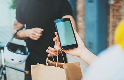 Taxa de 25 de lei pe coletele extracomunitare: De ce o sumă fixă și nu TVA de 21%?