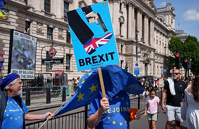 Zece ani de la Brexit: Cum au performat acțiunile britanice și lira sterlină?