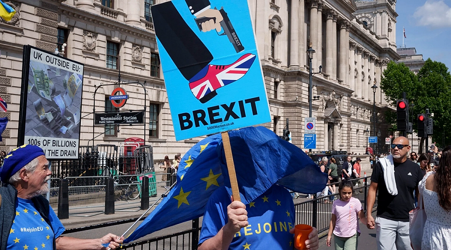 Zece ani de la Brexit: Cum au performat acțiunile britanice și lira sterlină?