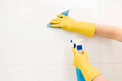 Soluții eficiente de curățare a faianței și gresiei din bucătărie