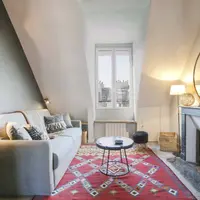 Un spatiu de locuit boem amenajat in podul unei cladiri