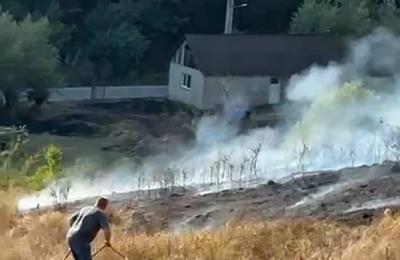 Incendiu de vegetație uscată și litieră, izbucnit în localitatea Mănășturel, comuna Cuzdrioara