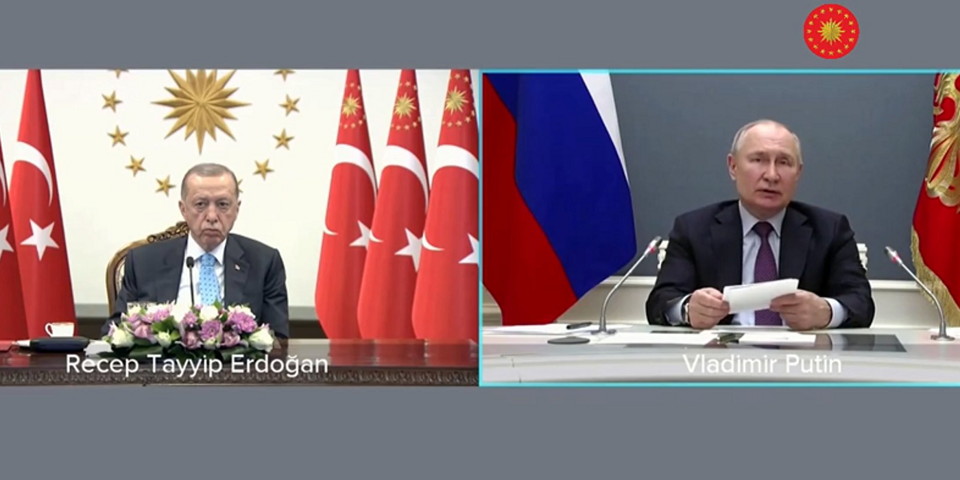 Erdogan, suferind de marţi din cauza unui virus intestinal, reapare istovit la televizor pentru a inaugura prin videoconferinţă, împreună cu Putin, prima centrală nucleară turcească. Liderul de la Kremlin îl elogiază