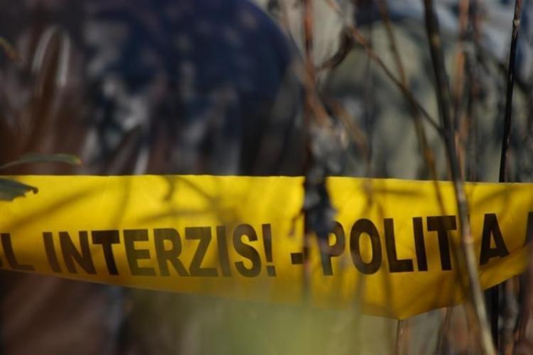 Un bărbat a fost găsit mort, joi seara, pe un drum din Turda