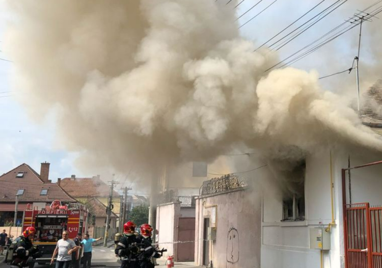 Un incendiu a izbucnit recent la acoperișul unei case de pe strada Romulus Vuia din Cluj-Napoca