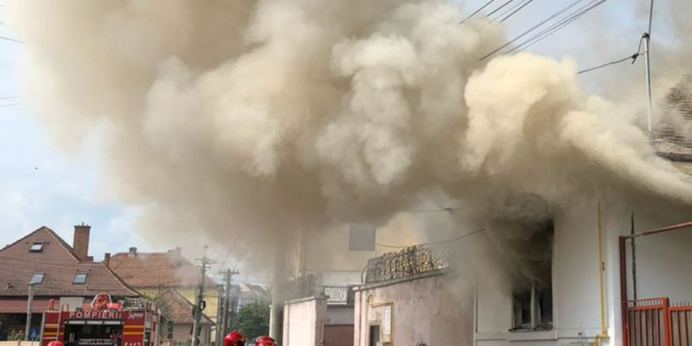 Un incendiu a izbucnit recent la acoperișul unei case de pe strada Romulus Vuia din Cluj-Napoca