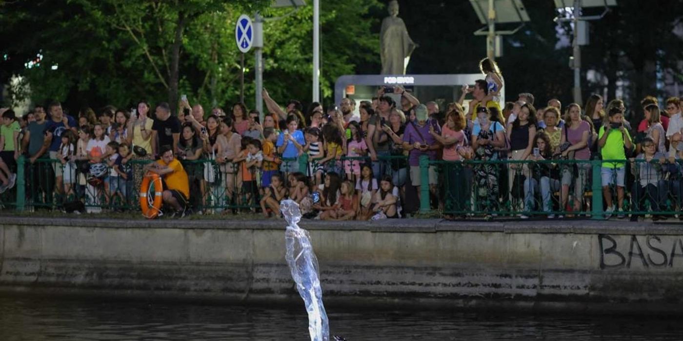 Teatru pe apă. Imagini de la spectacolul inedit desfășurat în București pe râul Dâmbovița