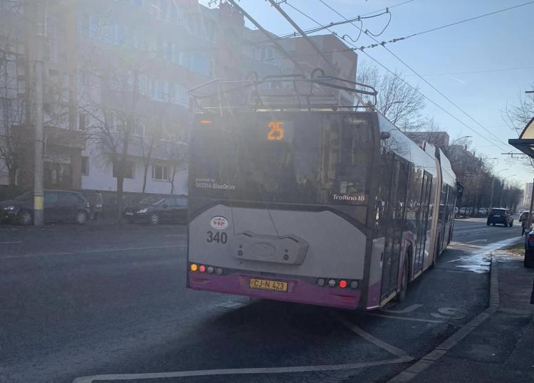 Șoferul unui troleibuz de pe linia 25 din Cluj-Napoca a făcut un gest extraordinar pentru tânără nevăzătoare