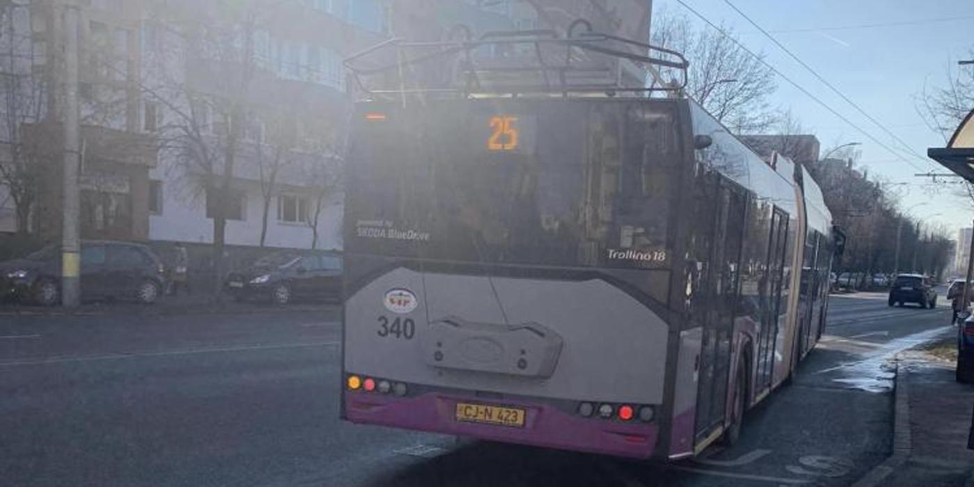 Șoferul unui troleibuz de pe linia 25 din Cluj-Napoca a făcut un gest extraordinar pentru tânără nevăzătoare