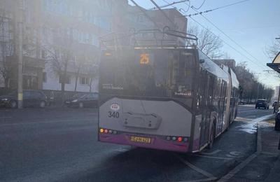 Șoferul unui troleibuz de pe linia 25 din Cluj-Napoca a făcut un gest extraordinar pentru tânără nevăzătoare