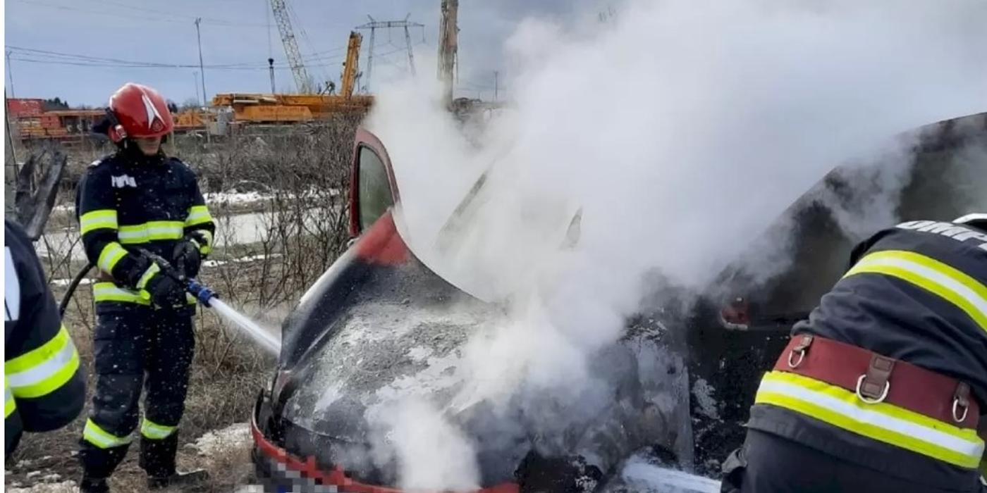 Un autoturism a fost distrus în proporție de 75%, după ce a luat foc pe A1