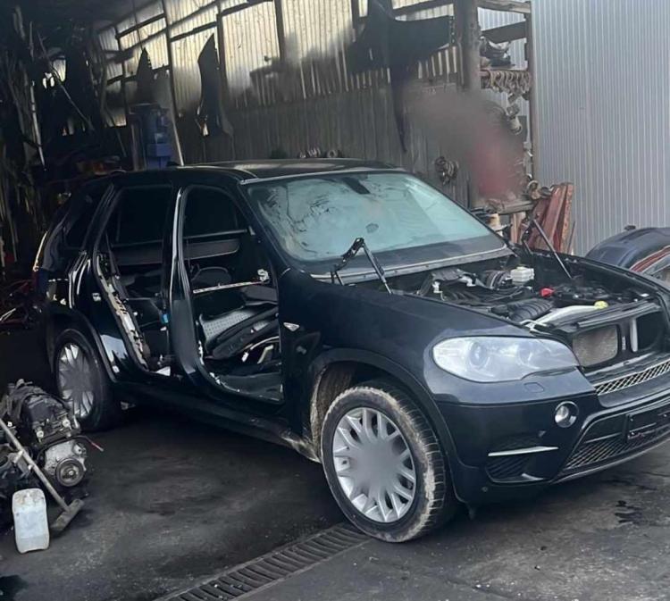 O mașină parcată pe o stradă din municipiul Cluj-Napoca a furată și dusă la o firmă pentru dezmembrări auto