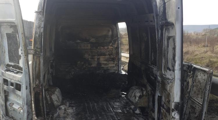 Incendiu, joi după-amiază, pe Autostrada Transilvania. O autoutilitară a luat foc