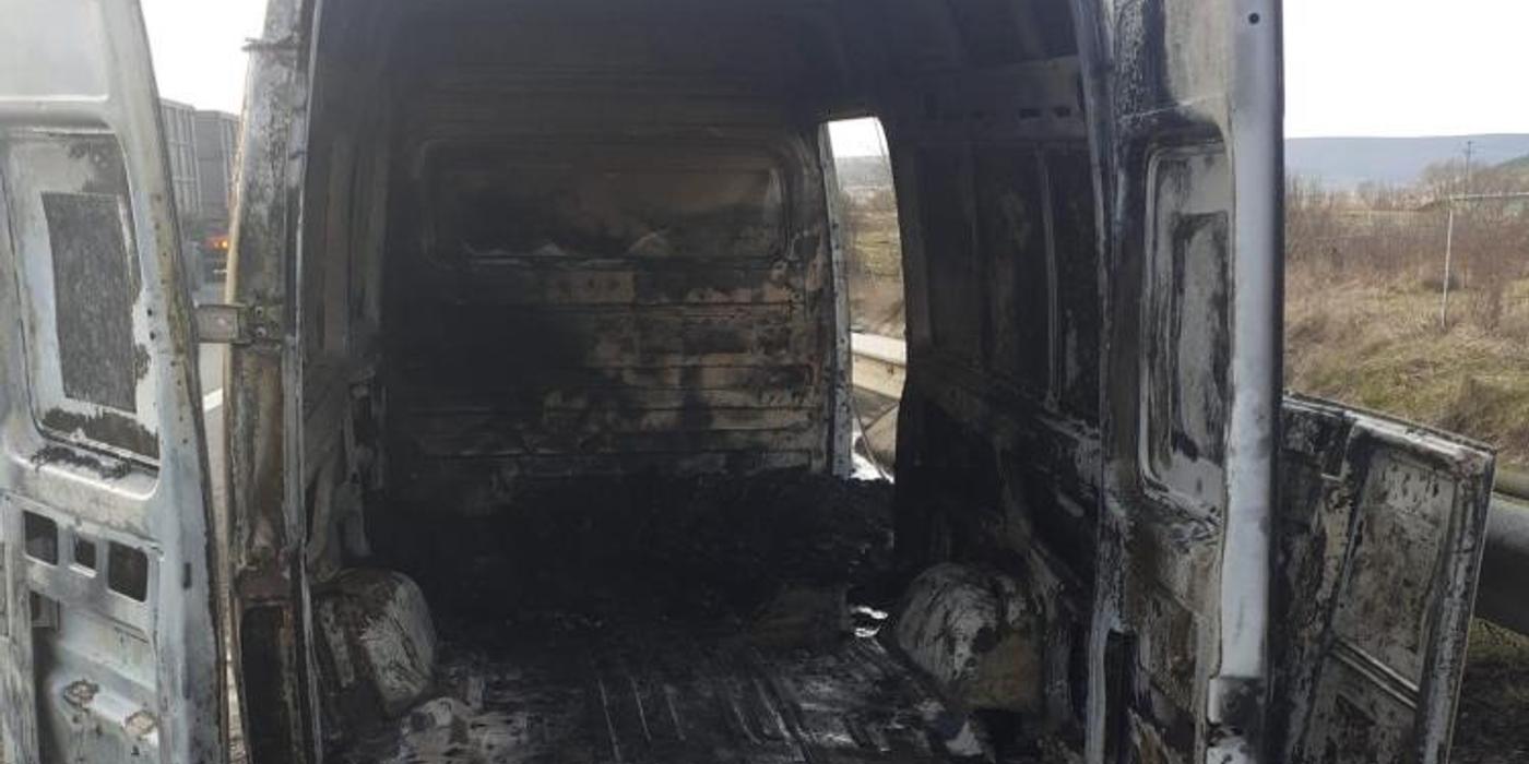 Incendiu, joi după-amiază, pe Autostrada Transilvania. O autoutilitară a luat foc