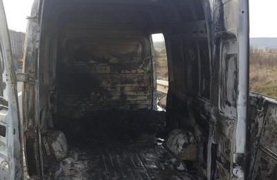 Incendiu, joi după-amiază, pe Autostrada Transilvania. O autoutilitară a luat foc