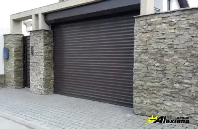 Uși de garaj moderne tip rulou – soluția practică și elegantă pentru casa ta