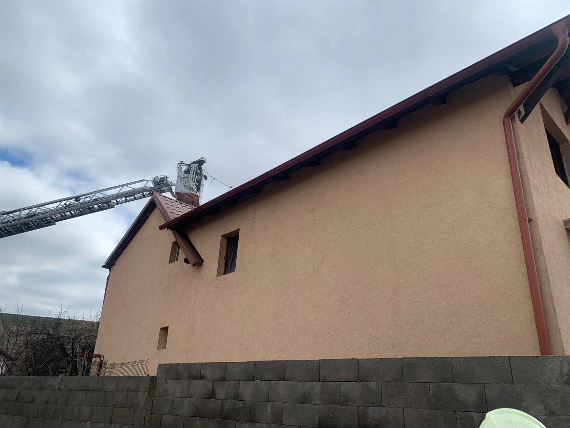 Joi dimineață a izbucnit un incendiu în podul unei case din localitatea Dezmir