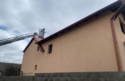 Joi dimineață a izbucnit un incendiu în podul unei case din localitatea Dezmir