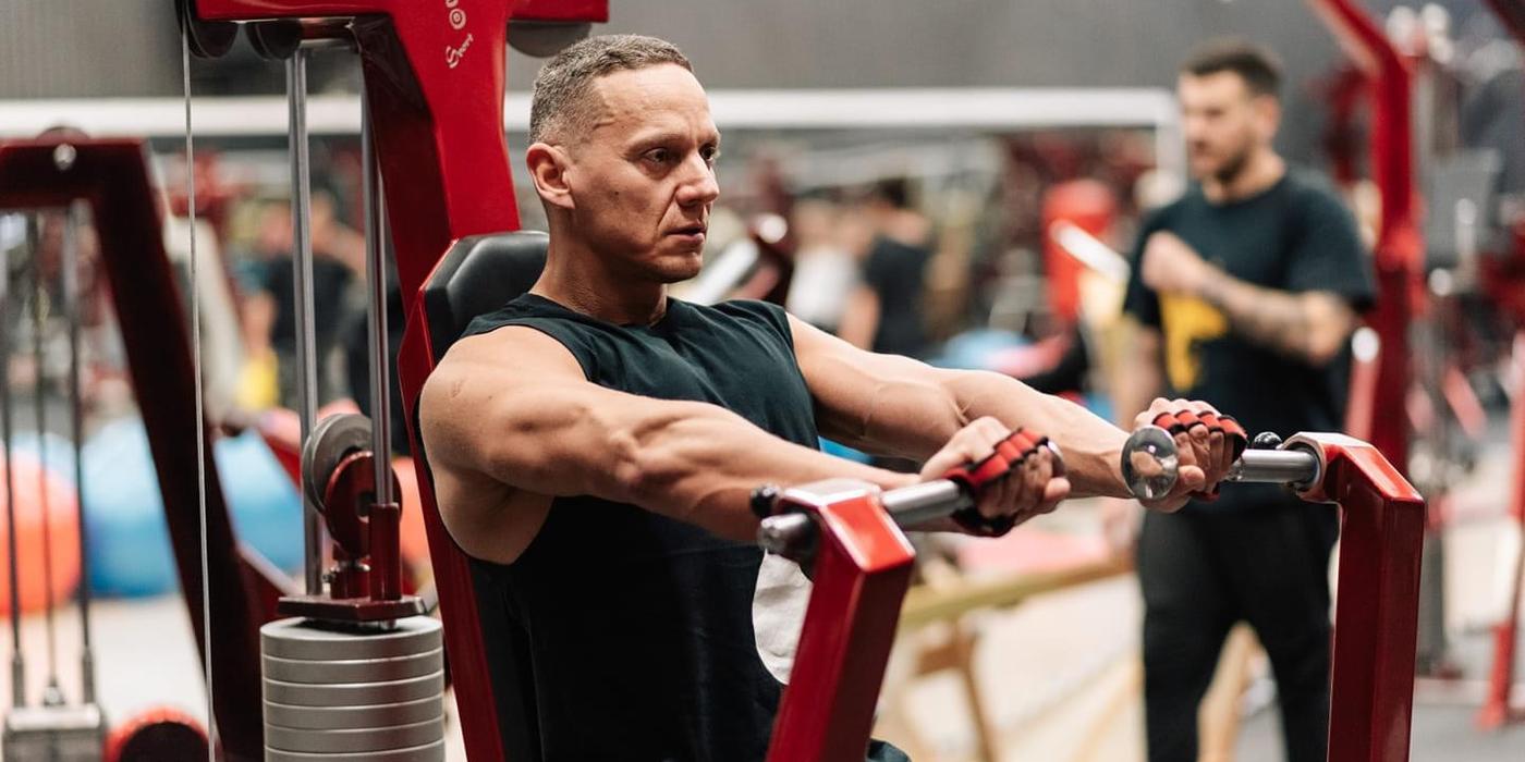 De ce este bine să fii coordonat de un instructor atunci când mergi la sala de fitness Interviu cu antrenorul Daniel Sincă