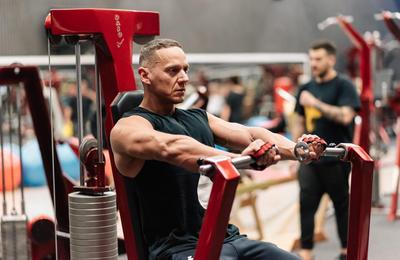 De ce este bine să fii coordonat de un instructor atunci când mergi la sala de fitness Interviu cu antrenorul Daniel Sincă