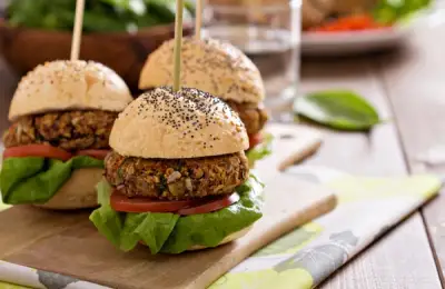 Burgeri vegani de casă – rețetă simplă și delicioasă