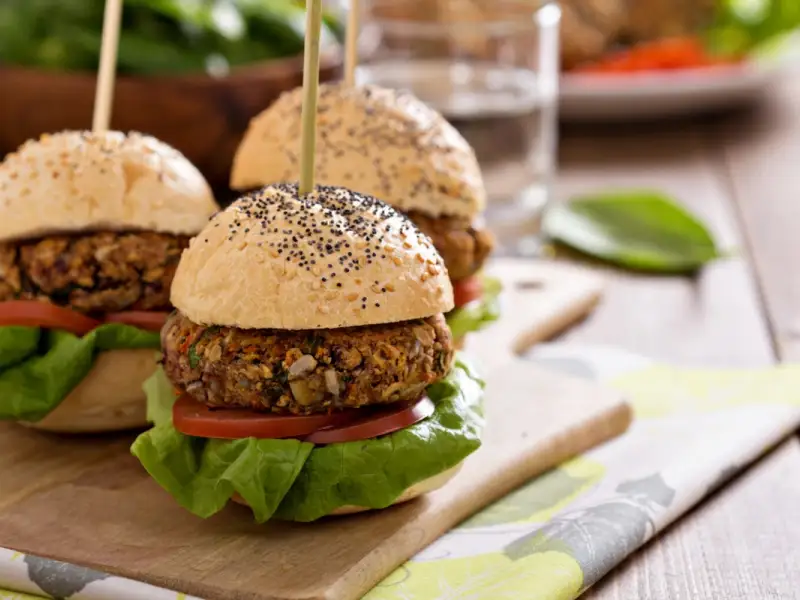 Burgeri vegani de casă – rețetă simplă și delicioasă