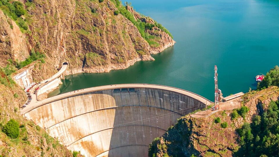 Lacul Vidraru, golit complet: imagini spectaculoase la barajul gigant al României